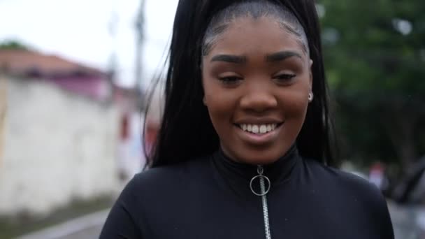 Une Jeune Femme Confiante Marchant Dehors Dans Rue Urbaine — Video