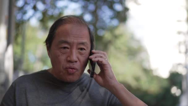 Senior Man Receiving News Phone Older Person Talking Cellphone Walking — Video Stock