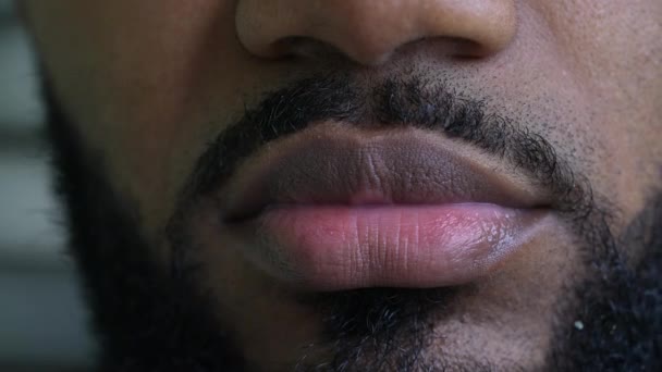 Siyah Bir Adamın Dudakları Ağzı Yakın Plan Sakallı — Stok video