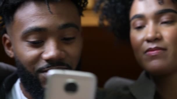 Két Ember Nézi Mobilkészüléket Közelkép Arcok Bámulja Telefont — Stock videók