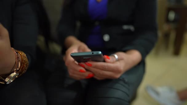 Mulher Usando Dispositivo Celular Mensagem Mensagens Texto Senhora Telefone — Vídeo de Stock