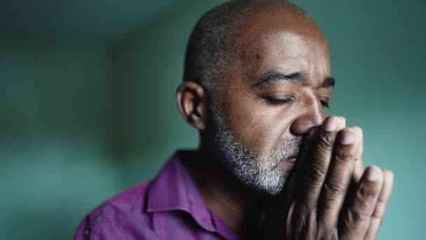 Seseorang Berdoa Kepada Allah Seorang Pria Brasil Mencari Bantuan — Stok Video