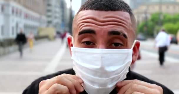 Hispanic Man Putting Covid Face Mask Downtown City — ストック動画