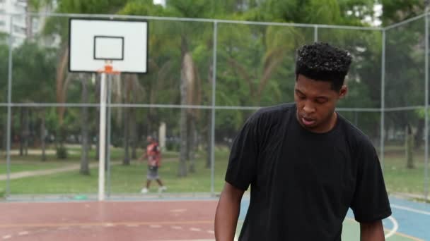 Black Man Wiping Sweat Forehead Basketball Court — стоковое видео