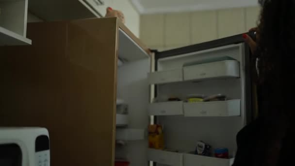 Людина Відкриває Холодильник Виймаючи Щось Чорна Жінка Відкриває Кухонний Холодильник — стокове відео