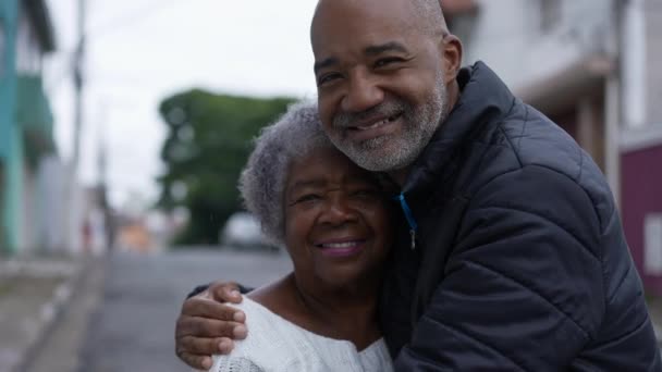 Figlio Adulto Che Abbraccia Anziana Madre Famiglia Amore Affetto Fuori — Video Stock