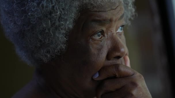 Orolig Svart Äldre Kvinna Möter Upptagen Afrikansk Dam — Stockvideo