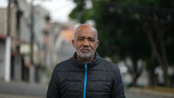 Портрет Серьезного Пожилого Черного Мужчины Стоящего Снаружи Улице Смотрящего Камеру — стоковое видео