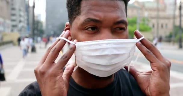 Young Black African American Putting Covid Face Mask Urban Downtown — ストック動画