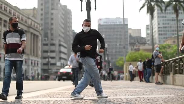 Sao Paulo Brazil September 2020 Man Dancing Downtown Sidewalk Wearing — Video
