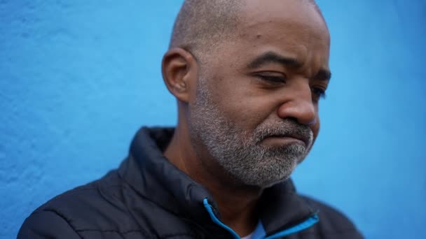 Hombre Negro Mayor Pensativo Preocupado Preocupado — Vídeos de Stock