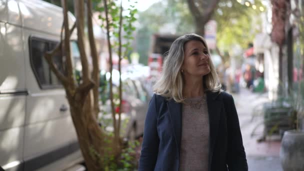 Contemplative Middle Age Woman Walking City Street Pensive Mature 50S — Αρχείο Βίντεο