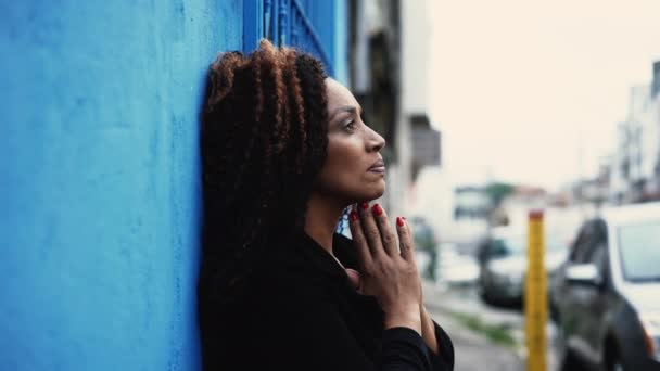 Uma Mulher Negra Orando Deus Com Esperança Durante Tempos Difíceis — Vídeo de Stock