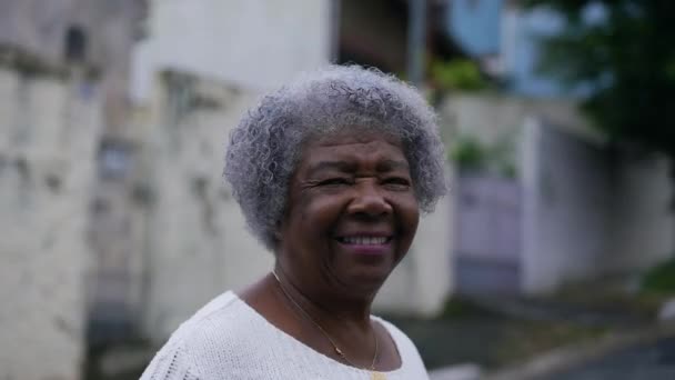 Brazylijska Latynoska Starsza Kobieta Siedemdziesiątce Siwymi Włosami Zewnątrz Miejskiej Ulicy — Wideo stockowe