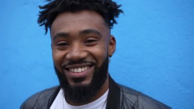 Mutlu, genç, zenci bir adam gülümseyen bir portre karizmatik bir Afrikalıyla karşı karşıya.