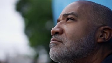 Siyahi bir Afrikalı son sınıf öğrencisi gözlerini kapatıyor.