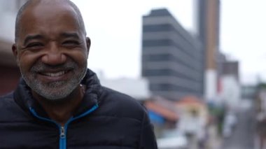 Mutlu Brezilyalı siyah bir adam güler ve güler yüzlü bir portre çizer.