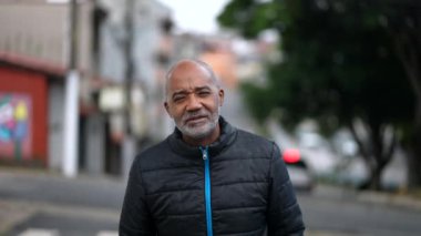 Yağmurun altında dikilen Afrikalı bir Amerikalı kıdemli portresi ciddi duygular sergiliyor.