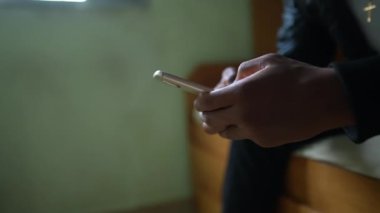 Yakın çekim el yazısı telefoncunun elinde akıllı telefon var.