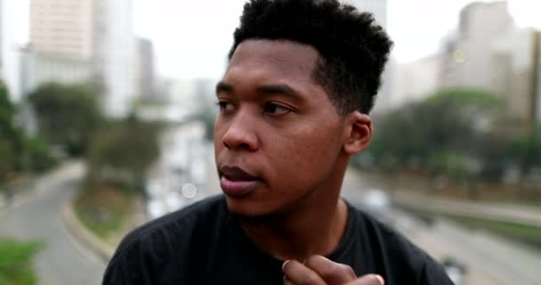 Грустный Молодой Чернокожий Городе Думает Задумчивый Африканский Мужчина — стоковое видео