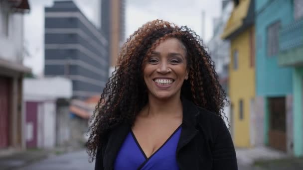 Una Mujer Latina Negra Caminando Hacia Adelante Calle Urbana Sonriendo — Vídeo de stock