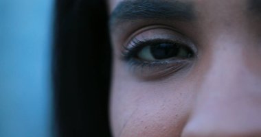 Afro-Amerikan genç kadın yüzünü, gözlerini, ağzını ve detaylarını kapatın.