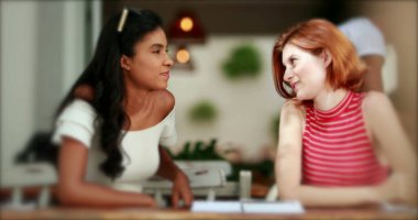 Konuşurken ve dinlerken tesadüfi kız arkadaşlar