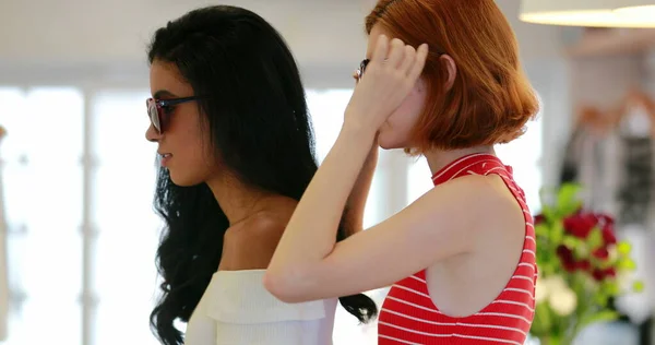 Mujeres Multirraciales Jóvenes Cándidas Probándose Ropa Sol Chicas Comprando Gafas — Foto de Stock