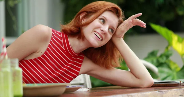 Mujer Joven Tímida Casual Sonriendo Sintiéndose Tímida Chica Bonita Sintiéndose — Foto de Stock
