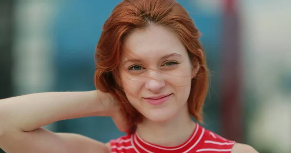 Atraente Jovem Ruiva Mulher Sorrindo Para Retrato Câmera — Fotografia de Stock