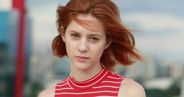 Retrato Mulher Jovem Contemplativa Menina Ruiva Sentindo Vento — Fotografia de Stock