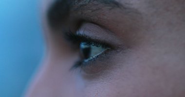 Afrikalı kız gözlerinin yakın plan çekimleri. Hayatı düşünüyor.