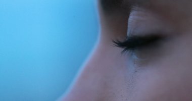 Afrikalı kız gözlerinin yakın plan çekimleri. Hayatı düşünüyor.