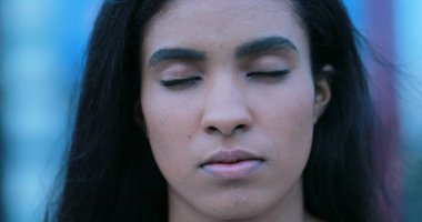 Düşünce ve meditasyonda gözlerini kapatan Afrikalı bir zenci kadın.