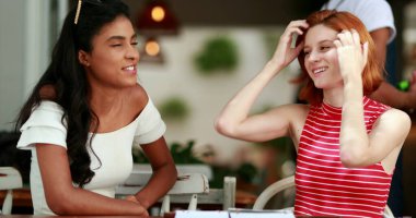 Konuşmayı dinleyen bir bayan arkadaş, çok ırklı çok ırklı bir arkadaşlık, gündelik ve samimi.