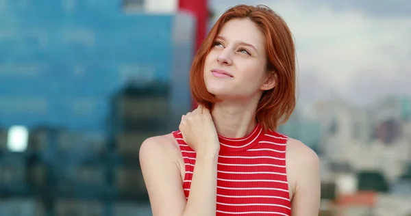 Contemplativa Mujer Joven Feliz Sonriendo Cámara — Foto de Stock