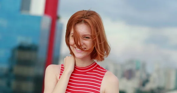 Contemplativa Mujer Joven Feliz Sonriendo Cámara —  Fotos de Stock