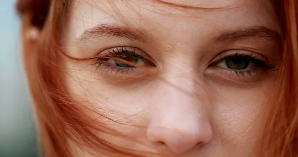 Closeup Retrato Ruiva Jovem Mulher Rosto Olhando Para Câmera — Fotografia de Stock
