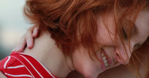 Close Ruiva Jovem Mulher Sorrindo Para Câmera — Fotografia de Stock