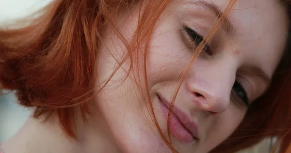 カメラに微笑む赤毛の若い女性の閉鎖 — ストック写真