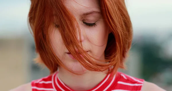 Rüzgâr Eserken Kameraya Bakan Kızıl Saçlı Genç Bir Kadın — Stok fotoğraf