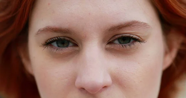 Fecho Mulher Ruiva Abrindo Olhos Com Emoção Reação Choque — Fotografia de Stock