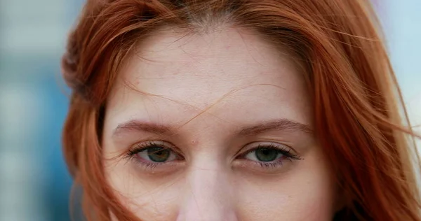 Detailní Záběr Rusovlasé Mladé Ženy Hledající Kameru — Stock fotografie
