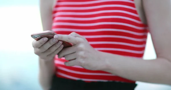 Menina Segurando Celular Ruiva Jovem Usando Dispositivo Smartphone — Fotografia de Stock