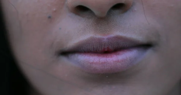 閉じる少女の口の笑みを浮かべて開く かなりアフリカ系アメリカ人の若い女性の唇クラック笑顔 — ストック写真