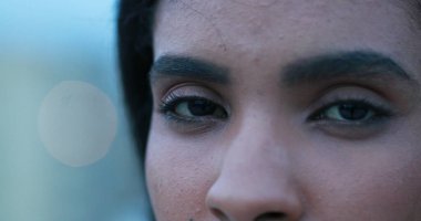 Düşünceli genç Afrikalı kadın meditasyon yapıyor ve kameraya bakıyor.