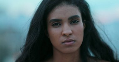 Kameraya bakan ciddi bir zenci kızın portresi.