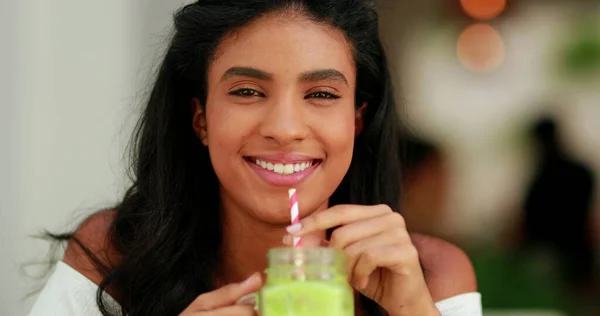Menina Preta Bonita Beber Suco Verde Saudável Retrato Diversas Mulheres — Fotografia de Stock