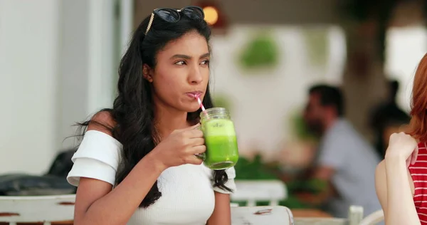 Menina Multirracial Beber Suco Verde Saudável Livre — Fotografia de Stock