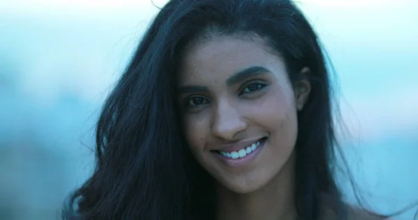 Vrij Zwart Afrikaans Meisje Kijken Omhoog Glimlachen Terloops — Stockfoto